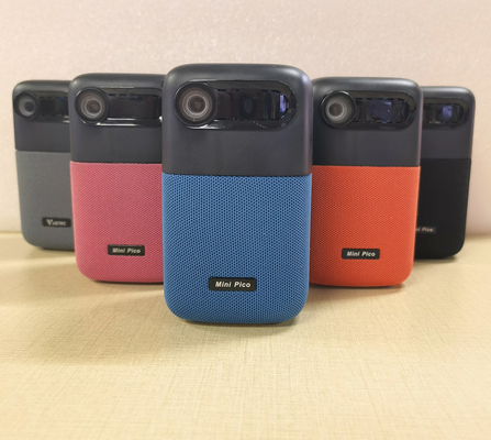 100 Lumens पोर्टेबल DLP प्रोजेक्टर क्वाड कोर 1.4G बिल्ड इन 10000mAh बैटरी